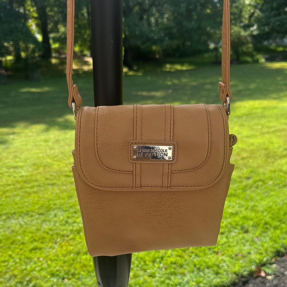 Kenneth Cole Reaction “NEW” Tan Crossbody Bag